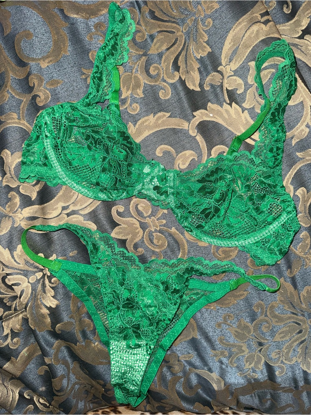 Green Lace Underwire Bra & Panty Set - Elegant Women's Intimates Small